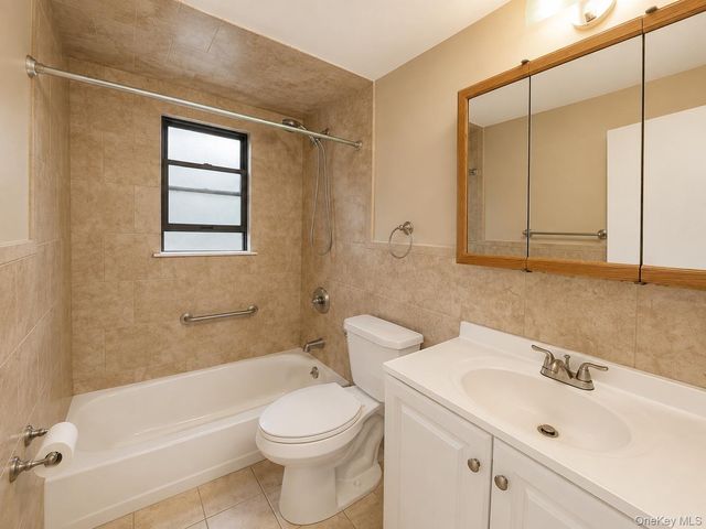 95 W Lake Drive, Lindenhurst, NY 11757