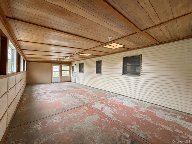 95 W Lake Drive, Lindenhurst, NY 11757