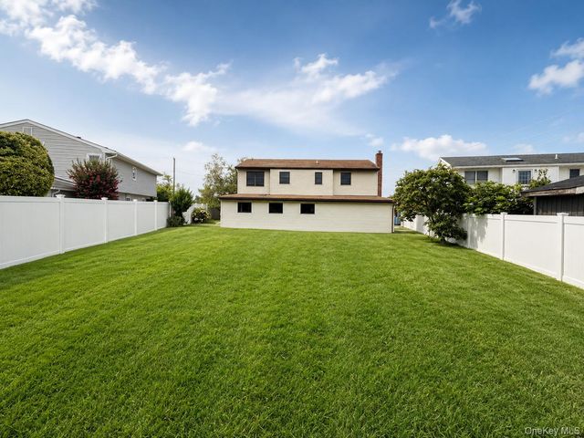 95 W Lake Drive, Lindenhurst, NY 11757