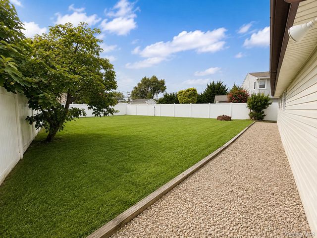 95 W Lake Drive, Lindenhurst, NY 11757
