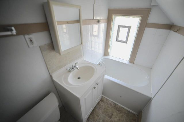 2104 S 71st STREET, West Allis, WI 53219