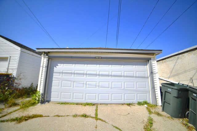 2104 S 71st STREET, West Allis, WI 53219