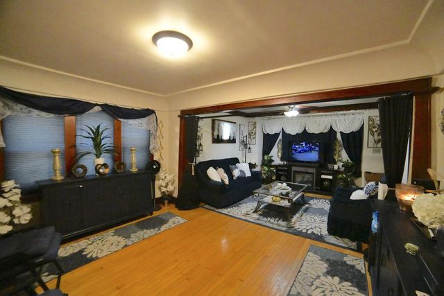 2104 S 71st STREET, West Allis, WI 53219