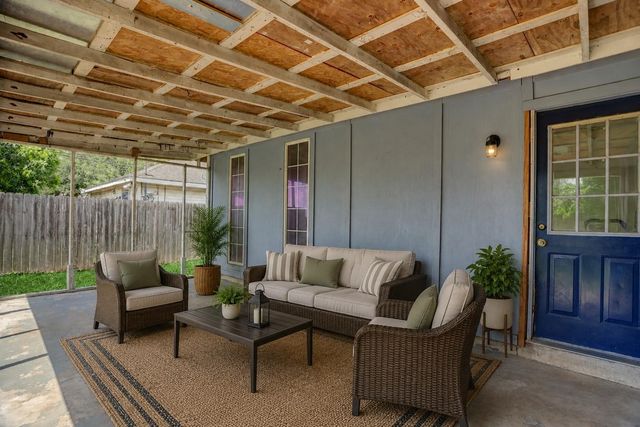 2106 N San Antonio Avenue, Pearland, TX 77581