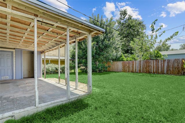 2106 N San Antonio Avenue, Pearland, TX 77581