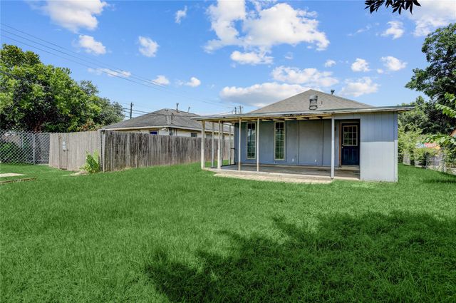 2106 N San Antonio Avenue, Pearland, TX 77581