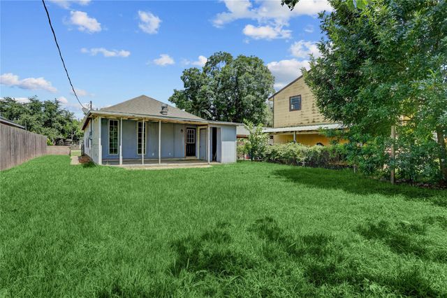 2106 N San Antonio Avenue, Pearland, TX 77581