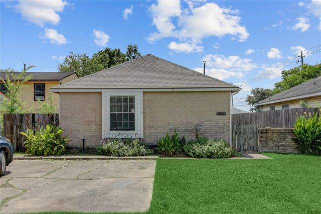 2106 N San Antonio Avenue, Pearland, TX 77581