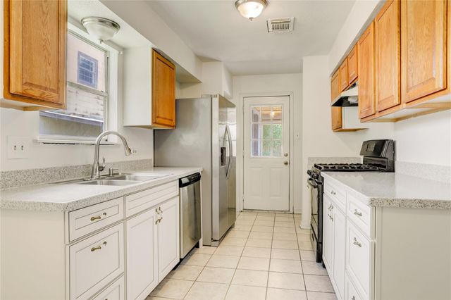 2106 N San Antonio Avenue, Pearland, TX 77581
