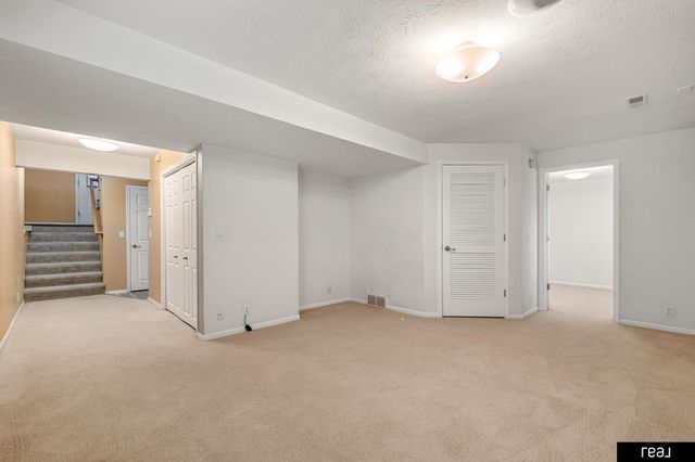 1018 Gold Coast Road, Papillion, NE 68046