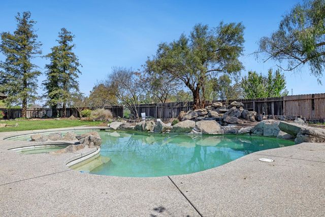 2196 N Ring Avenue, Fresno, CA 93723