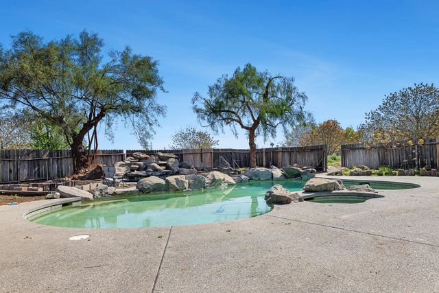 2196 N Ring Avenue, Fresno, CA 93723