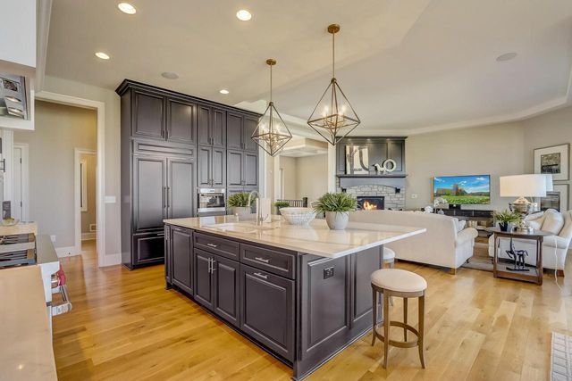 W289S5532 White Pine COURT, Waukesha, WI 53189