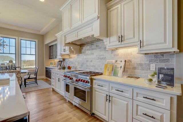 W289S5532 White Pine COURT, Waukesha, WI 53189