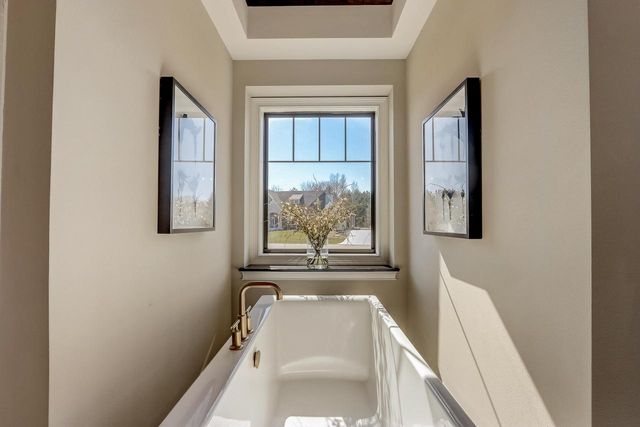 W289S5532 White Pine COURT, Waukesha, WI 53189