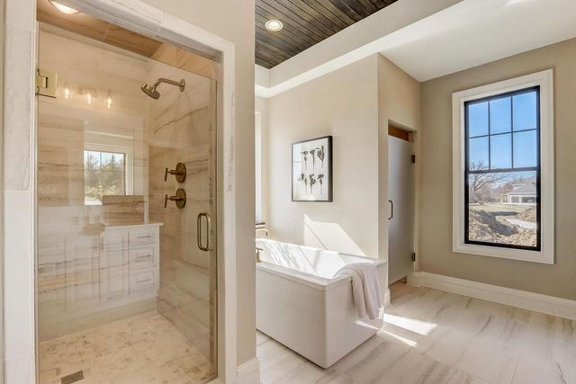 W289S5532 White Pine COURT, Waukesha, WI 53189