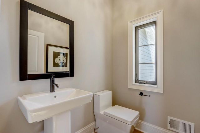 W289S5532 White Pine COURT, Waukesha, WI 53189