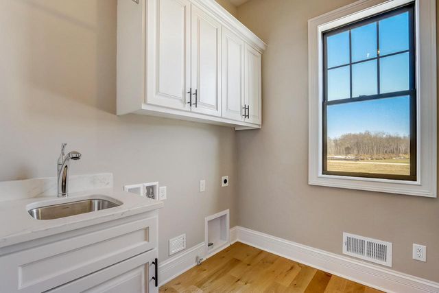 W289S5532 White Pine COURT, Waukesha, WI 53189