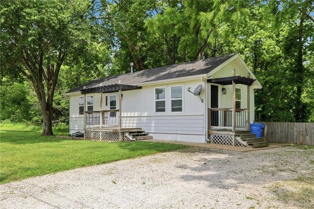 921 E 4th Street, Tonganoxie, KS 66086