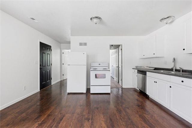 921 E 4th Street, Tonganoxie, KS 66086