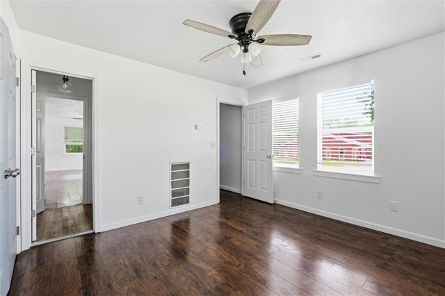 921 E 4th Street, Tonganoxie, KS 66086