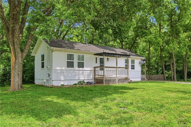 921 E 4th Street, Tonganoxie, KS 66086