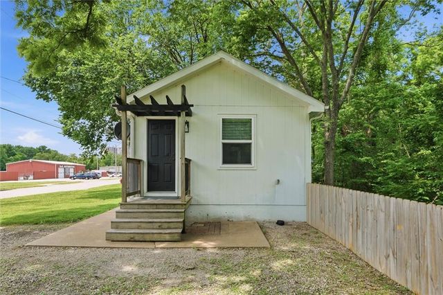 921 E 4th Street, Tonganoxie, KS 66086