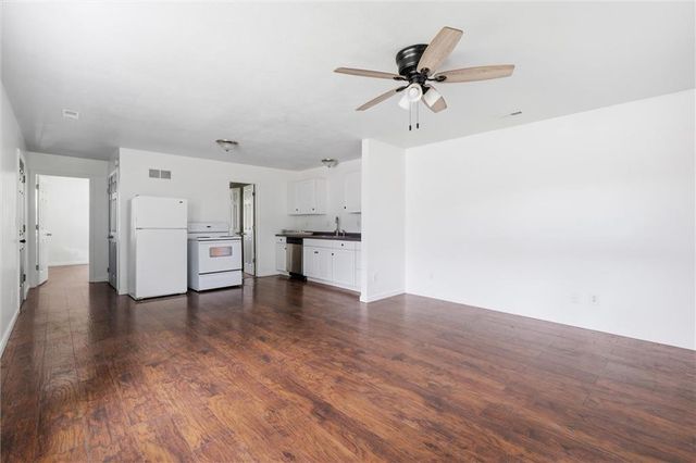 921 E 4th Street, Tonganoxie, KS 66086