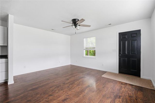 921 E 4th Street, Tonganoxie, KS 66086
