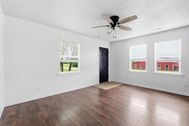 921 E 4th Street, Tonganoxie, KS 66086