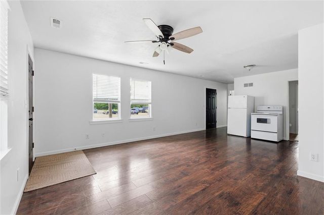 921 E 4th Street, Tonganoxie, KS 66086