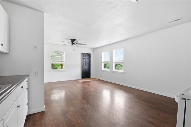 921 E 4th Street, Tonganoxie, KS 66086