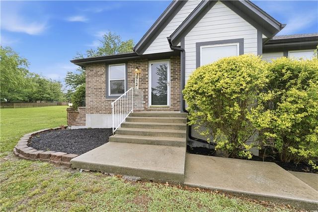 3912 SW Linden Circle, Lee's Summit, MO 64082