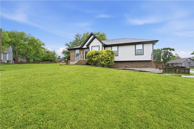3912 SW Linden Circle, Lee's Summit, MO 64082