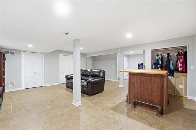 3912 SW Linden Circle, Lee's Summit, MO 64082