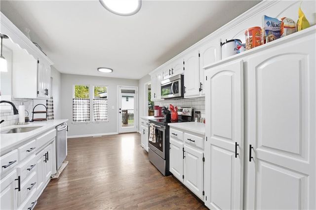 3912 SW Linden Circle, Lee's Summit, MO 64082