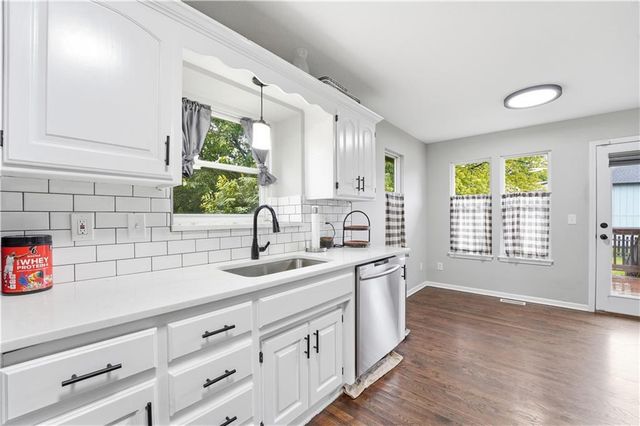 3912 SW Linden Circle, Lee's Summit, MO 64082