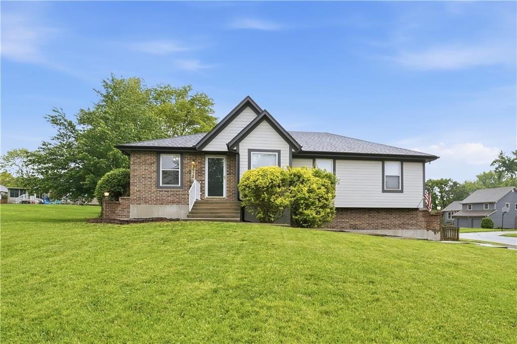 3912 SW Linden Circle, Lee's Summit, MO 64082