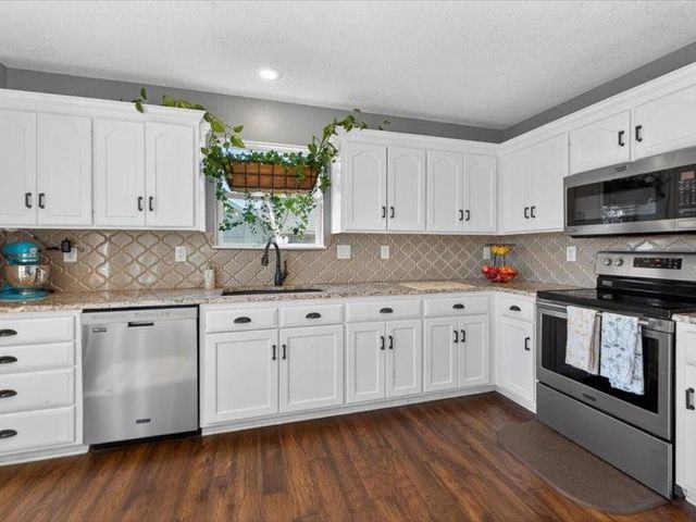 20493 W 221st Street, Spring Hill, KS 66083