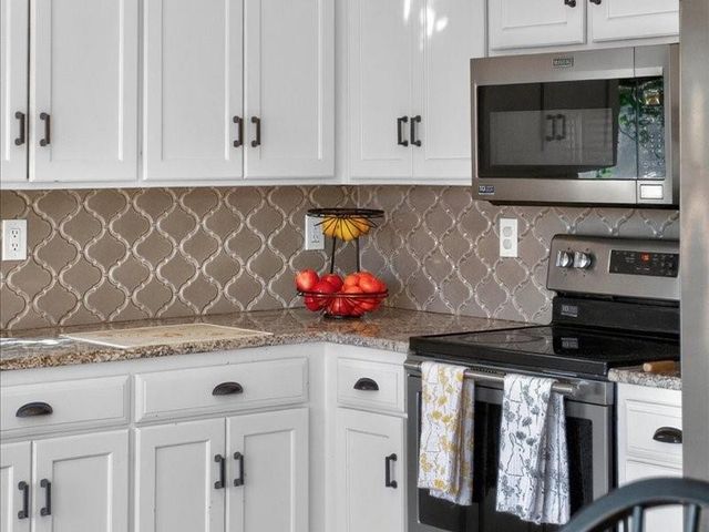 20493 W 221st Street, Spring Hill, KS 66083