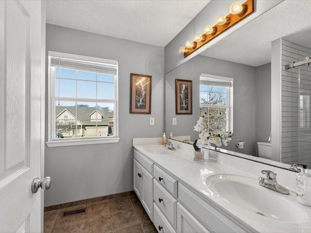 20493 W 221st Street, Spring Hill, KS 66083