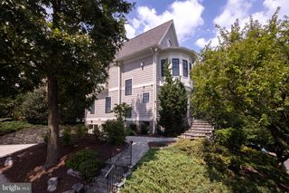 2807 1ST RD N, Arlington, VA 22201
