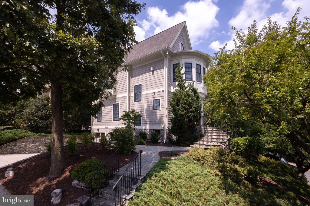 2807 1ST RD N, Arlington, VA 22201