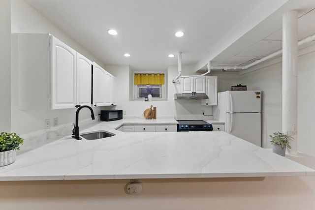 16 Garrison Rd 7, Brookline, MA 02445