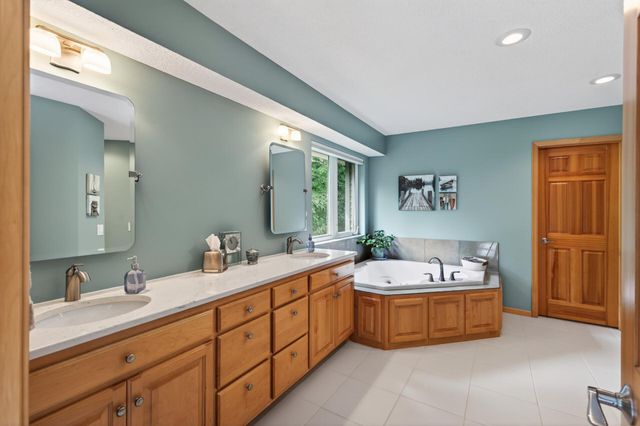381 Del Rio Drive, Chanhassen, MN 55317