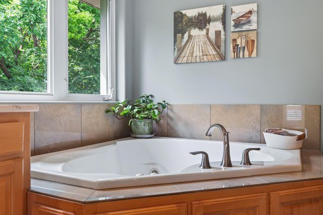 381 Del Rio Drive, Chanhassen, MN 55317