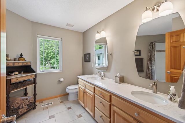 381 Del Rio Drive, Chanhassen, MN 55317