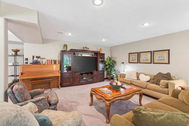 381 Del Rio Drive, Chanhassen, MN 55317