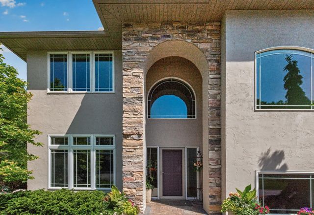 381 Del Rio Drive, Chanhassen, MN 55317