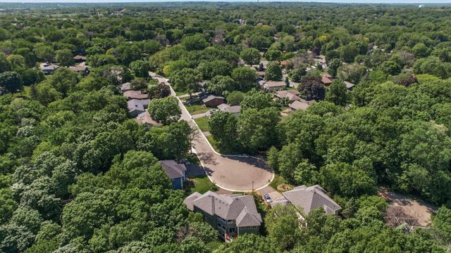 381 Del Rio Drive, Chanhassen, MN 55317